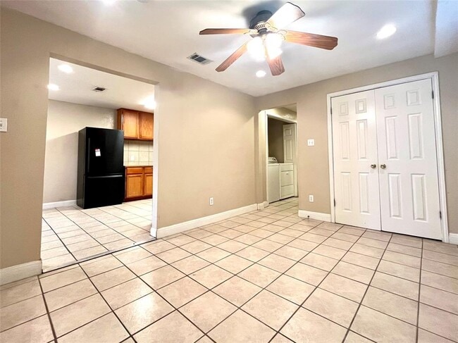 Building Photo - 304 Montopolis Dr