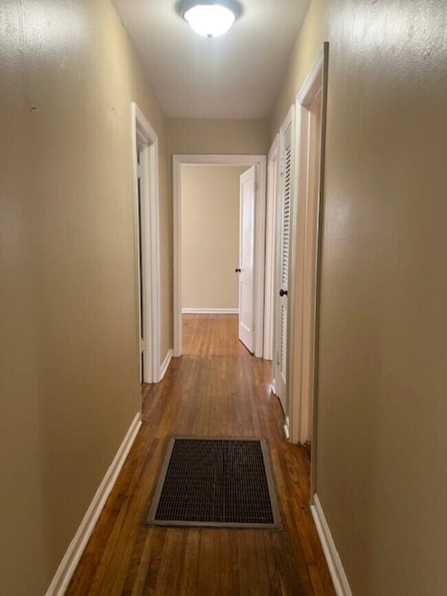 Building Photo - 1022 S White Station Rd