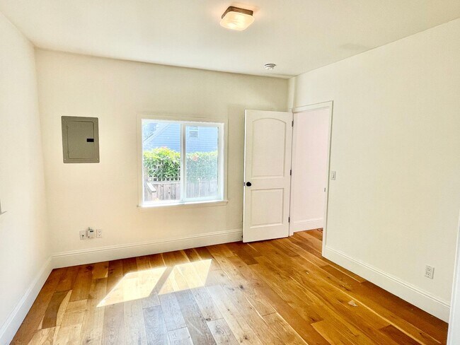 Building Photo - Remodeled Off Street Cottage 2BR/1BA Priva...