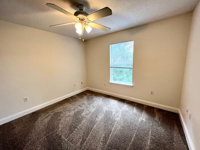 Building Photo - Central Crestview Location