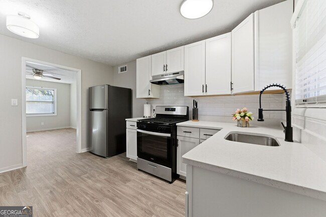 Building Photo - 558 College St