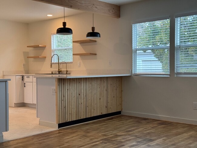 Building Photo - 2 Bedrooms, 1 Bath, Garage, Washer and Dryer Hookups