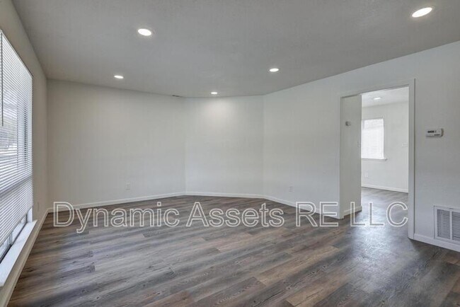 Building Photo - 1902 JFK