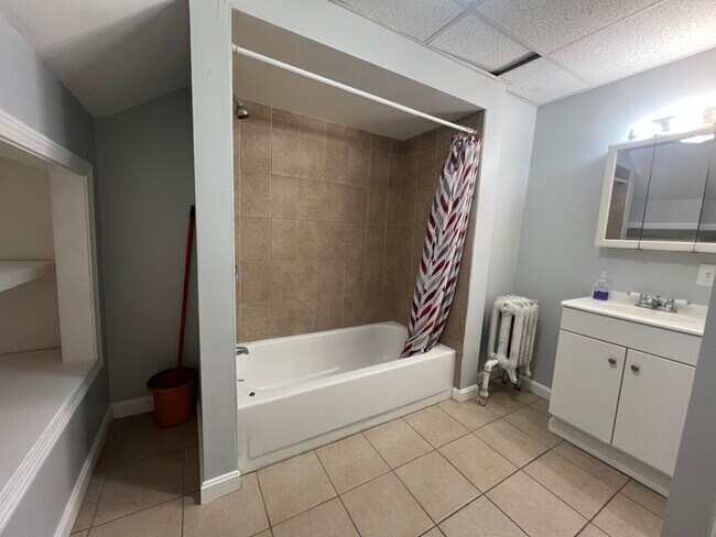 Building Photo - 552 Maple St