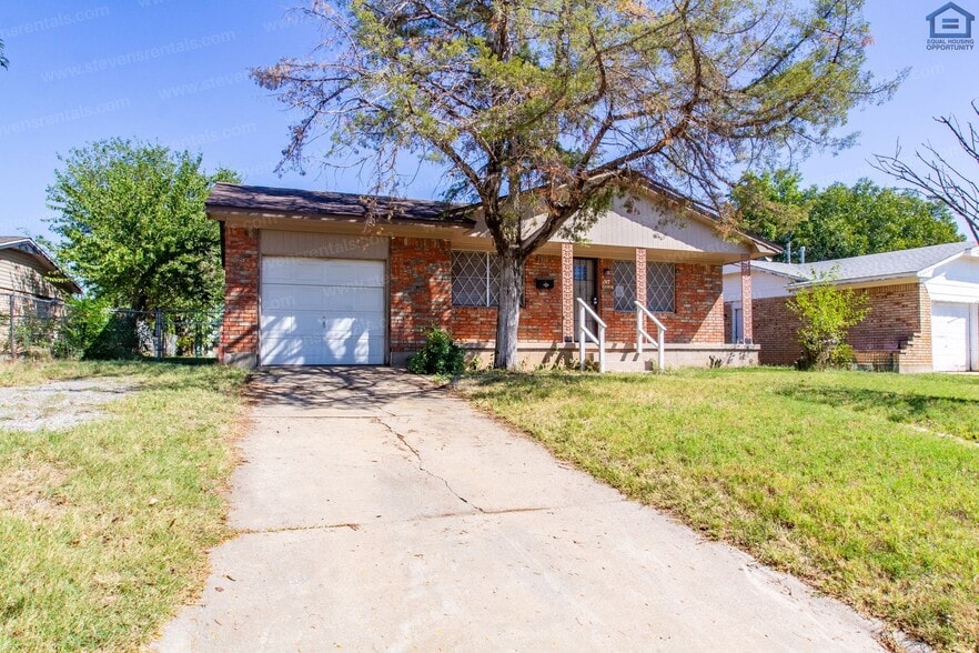 Building Photo - 717 SW Ranch Oak Blvd