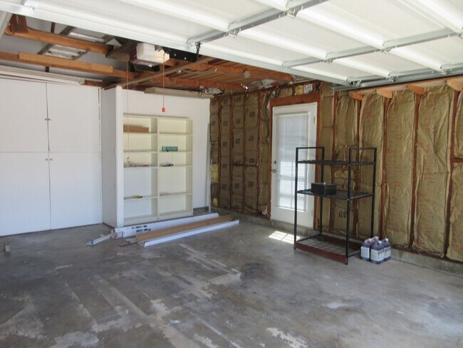 Building Photo - Beautiful Porter Ranch 3 Bedroom home on B...