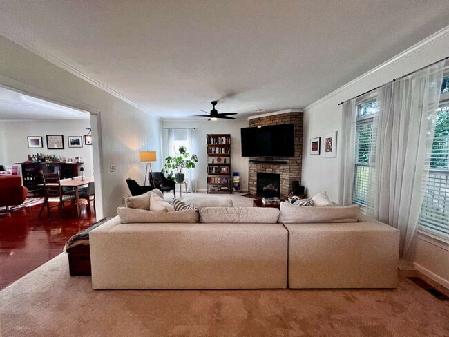 Building Photo - Charming 4 Bedroom home Near Virginia Beach Oceanfront!