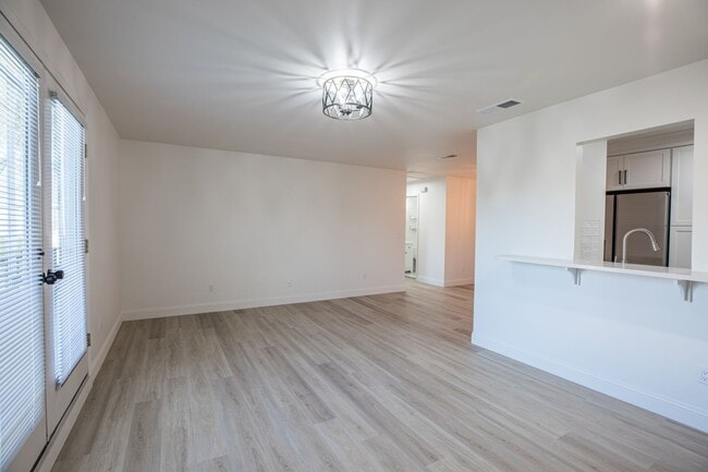 Building Photo - Walking distance to beach!