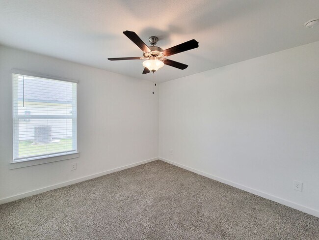 Building Photo - This stunning 4-bedroom, 2-bathroom Rosharon lease features modern upgrades, an open-concept layo...