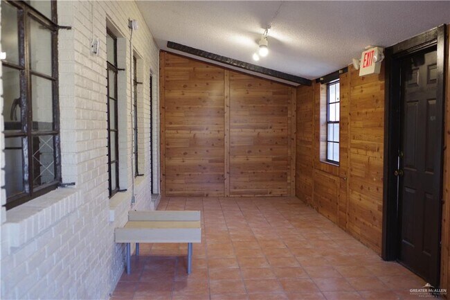Building Photo - 302 E Sam Houston Blvd