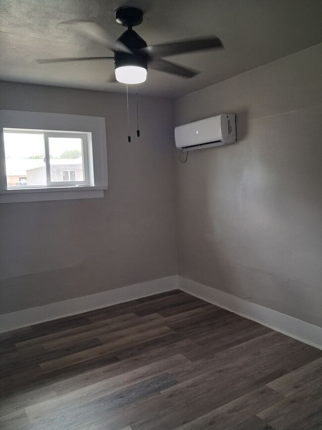 Building Photo - Cute Updated One Bedroom Near Park & Schools!  Pets Welcome!