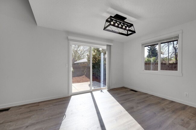 Building Photo - Updated 3 bedroom 2 bath house in a great ...