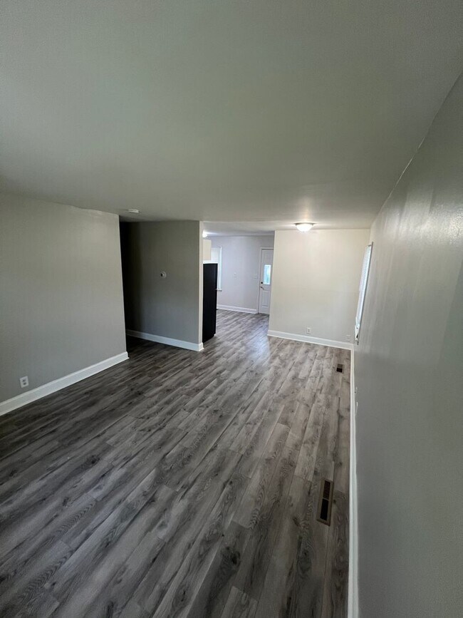 Building Photo - Beautiful 3 Bedroom 1 Bathroom Home