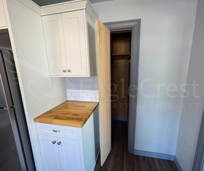 Building Photo - Two Bedroom House with Bonus Room Located ...
