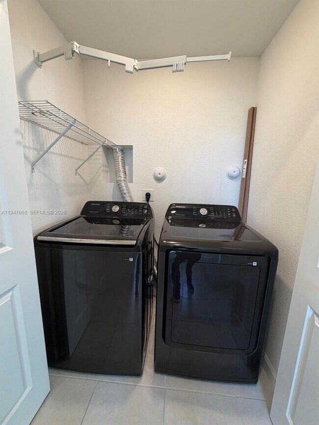 Building Photo - 909 NE 211th St