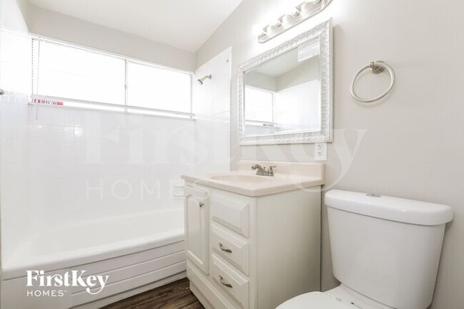 Building Photo - 6301 Fairwood Ave