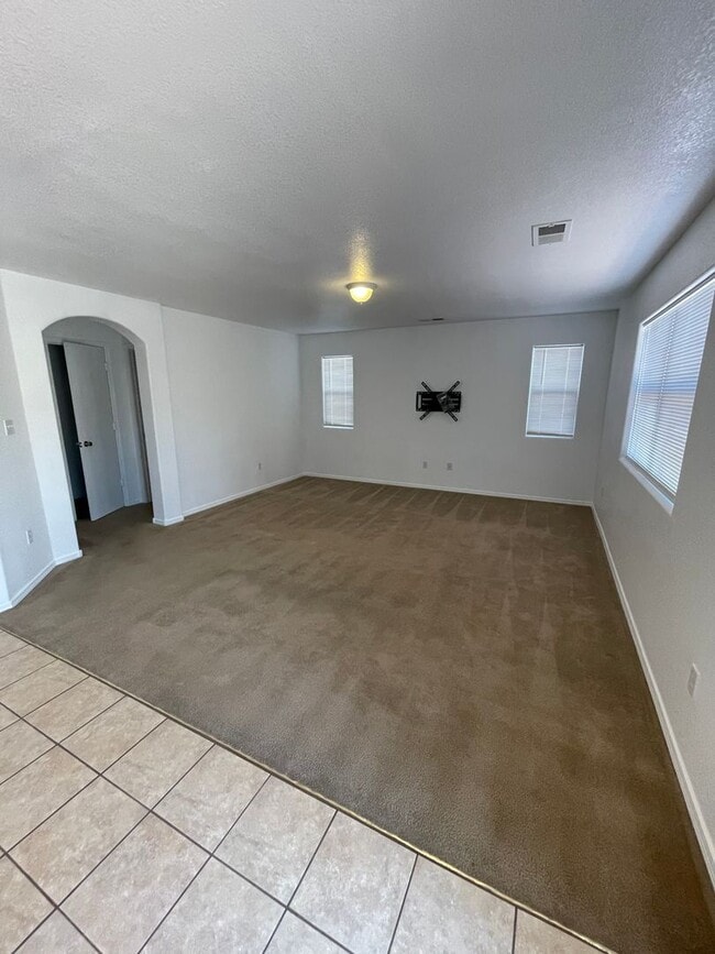 Building Photo - Great 5 Bedroom/2.5 Bathroom off Porter Dr.