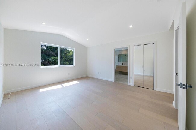 Building Photo - 242 Palm Ave