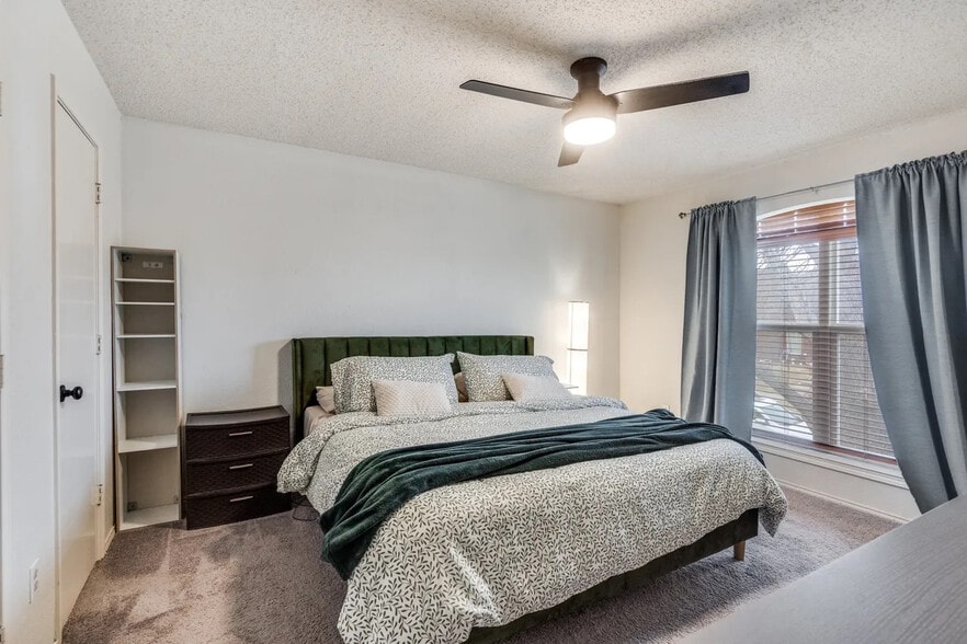 Building Photo - Room in House on Bandera St