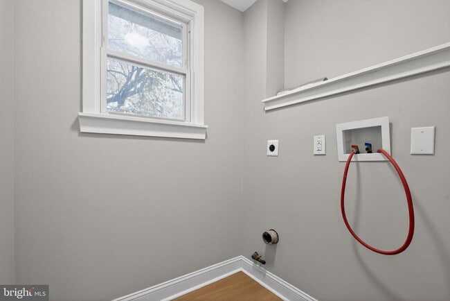 Building Photo - 325 Monmouth St