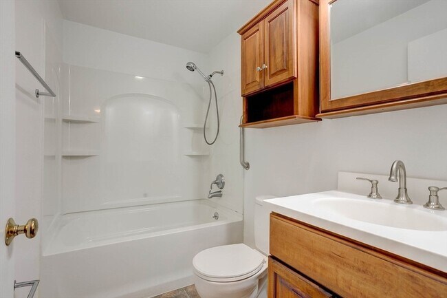 Building Photo - 7 Greenbriar Dr
