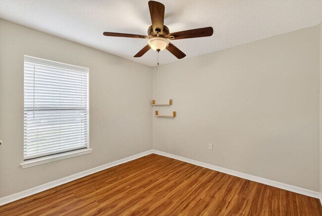 Building Photo - Available June 15th! 3BR Home in Tavares with Huge Backyard