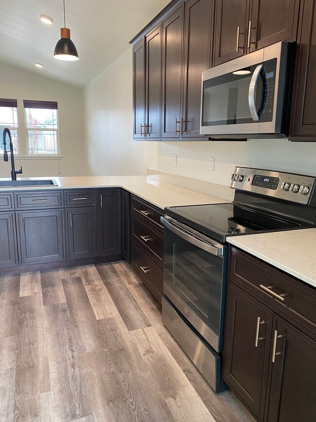 Building Photo - 3 Bed, 3 Bath Beautiful Home!