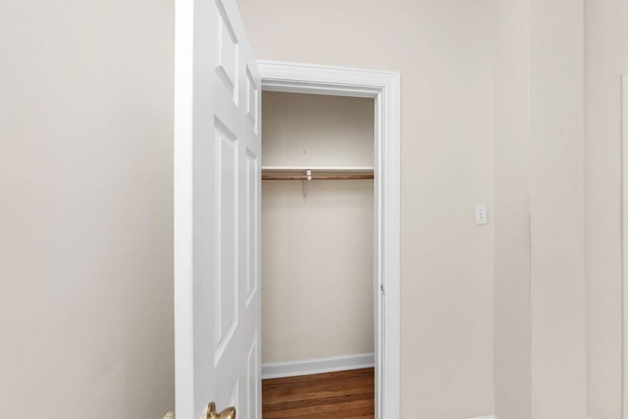 Building Photo - 550 W Aldine Ave