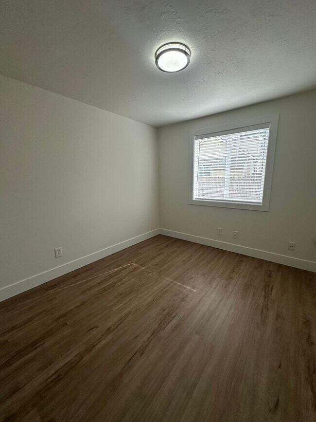 Building Photo - Stunning Fully Renovated 3-Bedroom Home in...