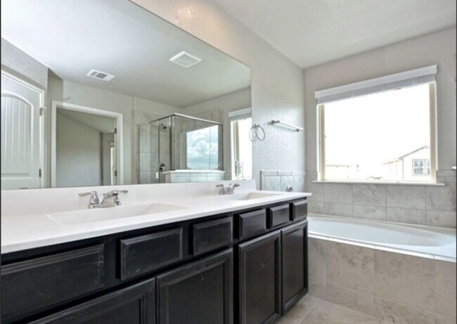 Building Photo - GORGEOUS 4BR 2.5 BATH WITH LOTS OF NEIGHBO...