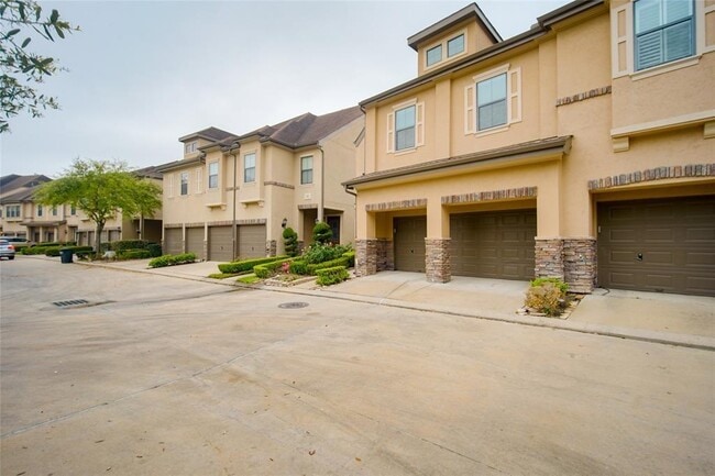 Building Photo - 2906 Royal Oaks Crest