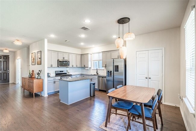 Building Photo - 547 Saturnia Dr