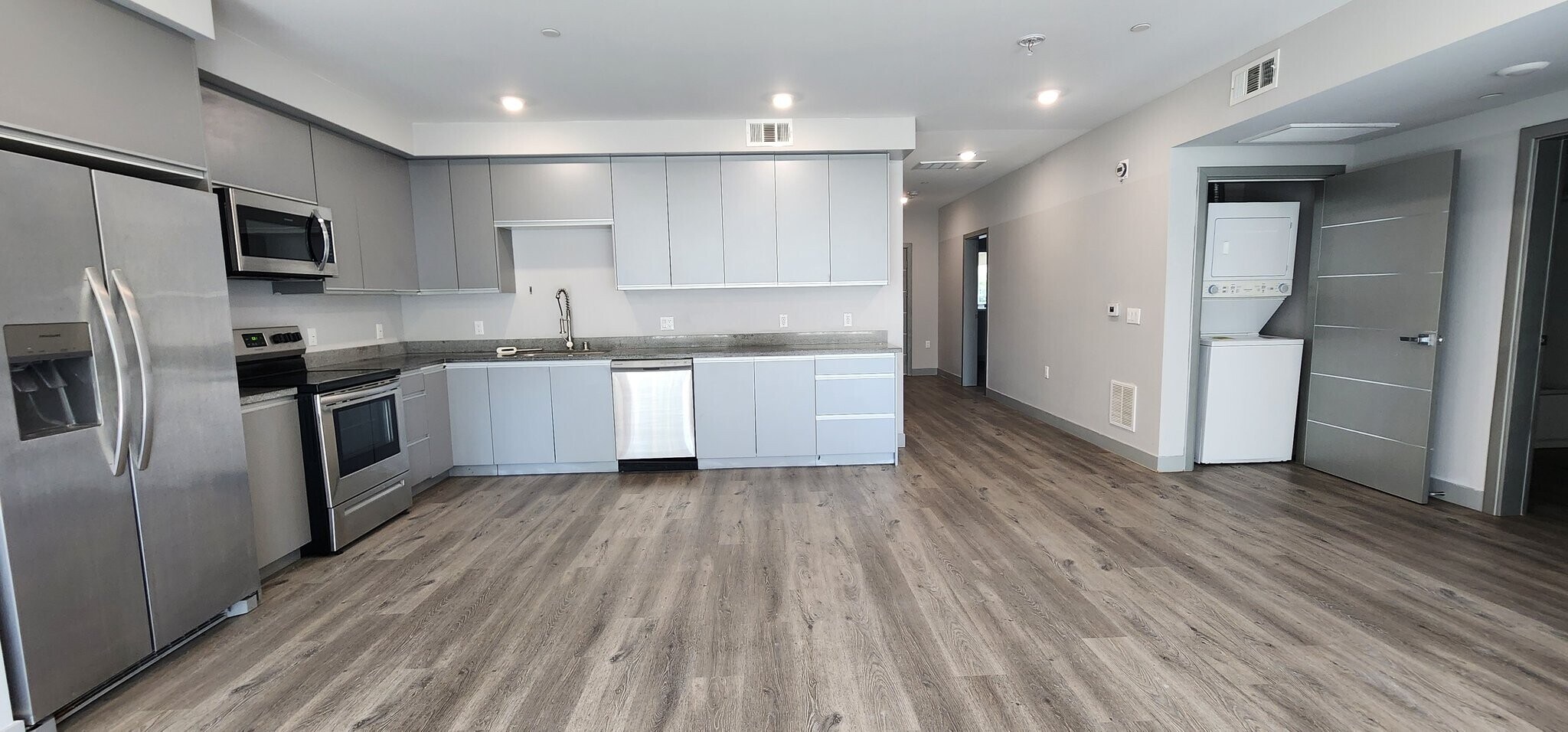 Building Photo - 7040 Woodman Ave