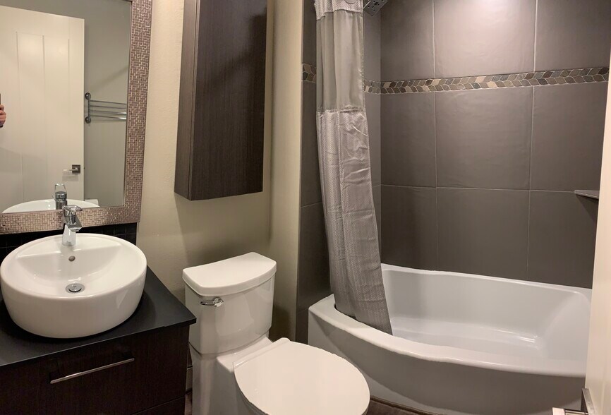 Building Photo - 412 Kirman Ave