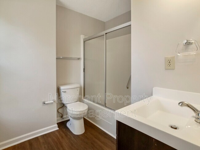 Building Photo - 106 E Bay Ct