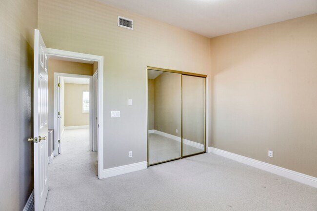 Building Photo - POOL HOME WITH LUSCIOUS GOLF COURSE & MAJE...