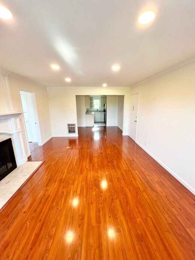 Building Photo - 250 Chilpancingo Pkwy