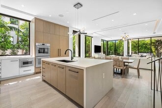 Building Photo - 512 NE 7th Ave