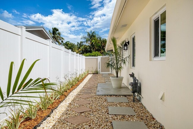 Building Photo - 2611 NE 16th St