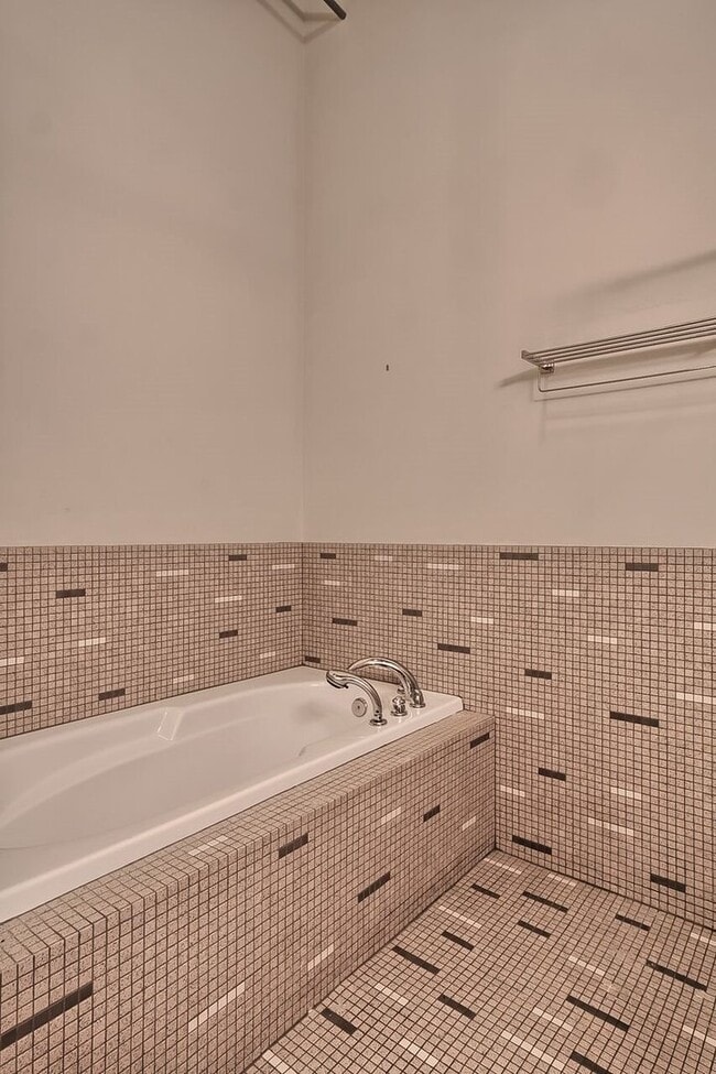 Building Photo - Huge Luxury 2 Story Condo with Private Rooftop Deck!