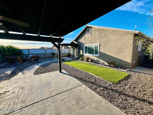 Building Photo - 10148 Red Vly