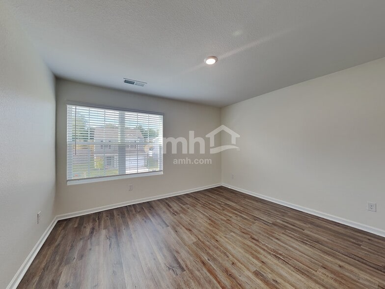 Building Photo - 2065 Southlea Dr