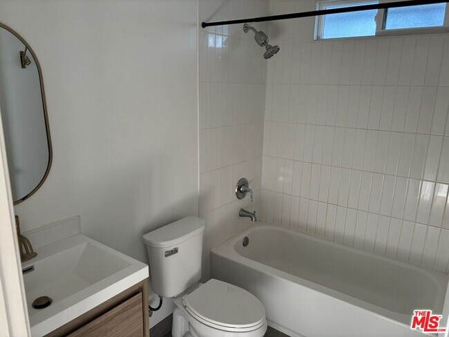 Building Photo - 366 1/2 E Hillsdale St