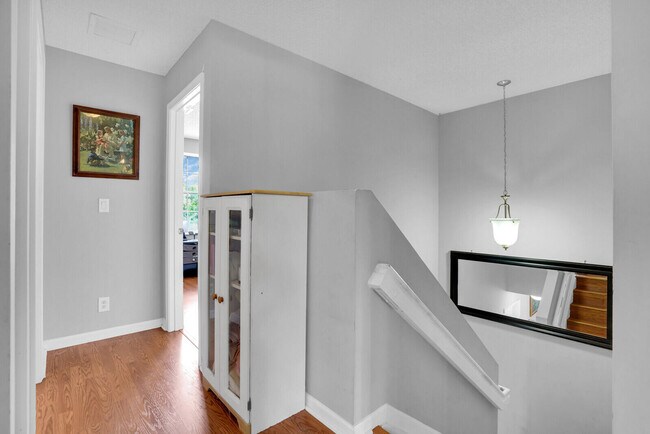Building Photo - 3331 Commodore Ct