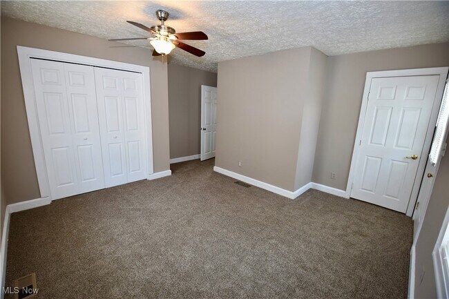 Building Photo - 583 Victoria Ave