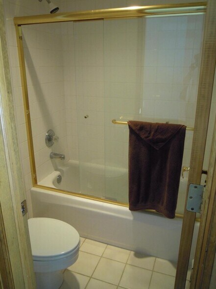 tub/ shower in Master bath - 103 Morningstar Cir