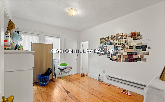 Building Photo - 76 Hillside St