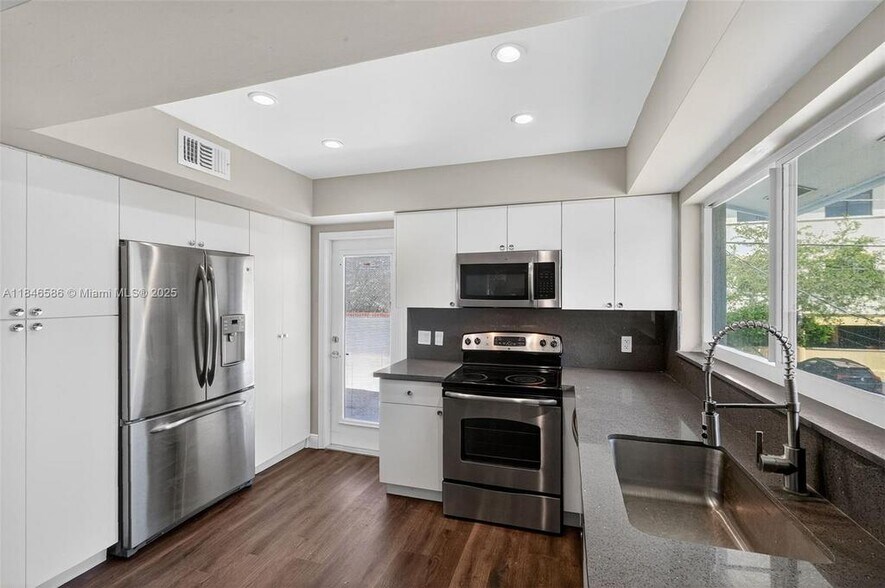 Building Photo - 539 Menendez Ave