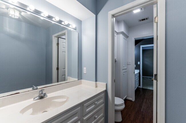 Building Photo - 1002 Amesbury Ct