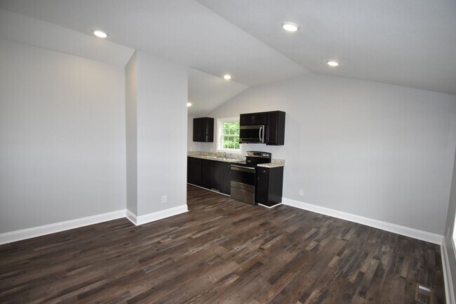 Building Photo - 2 Bedroom Home For Rent Near APSU!
